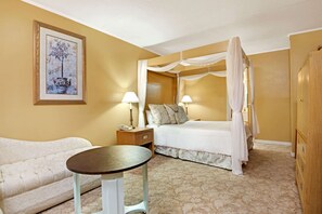 Honeymoon Suite | Desk, iron/ironing board, free WiFi