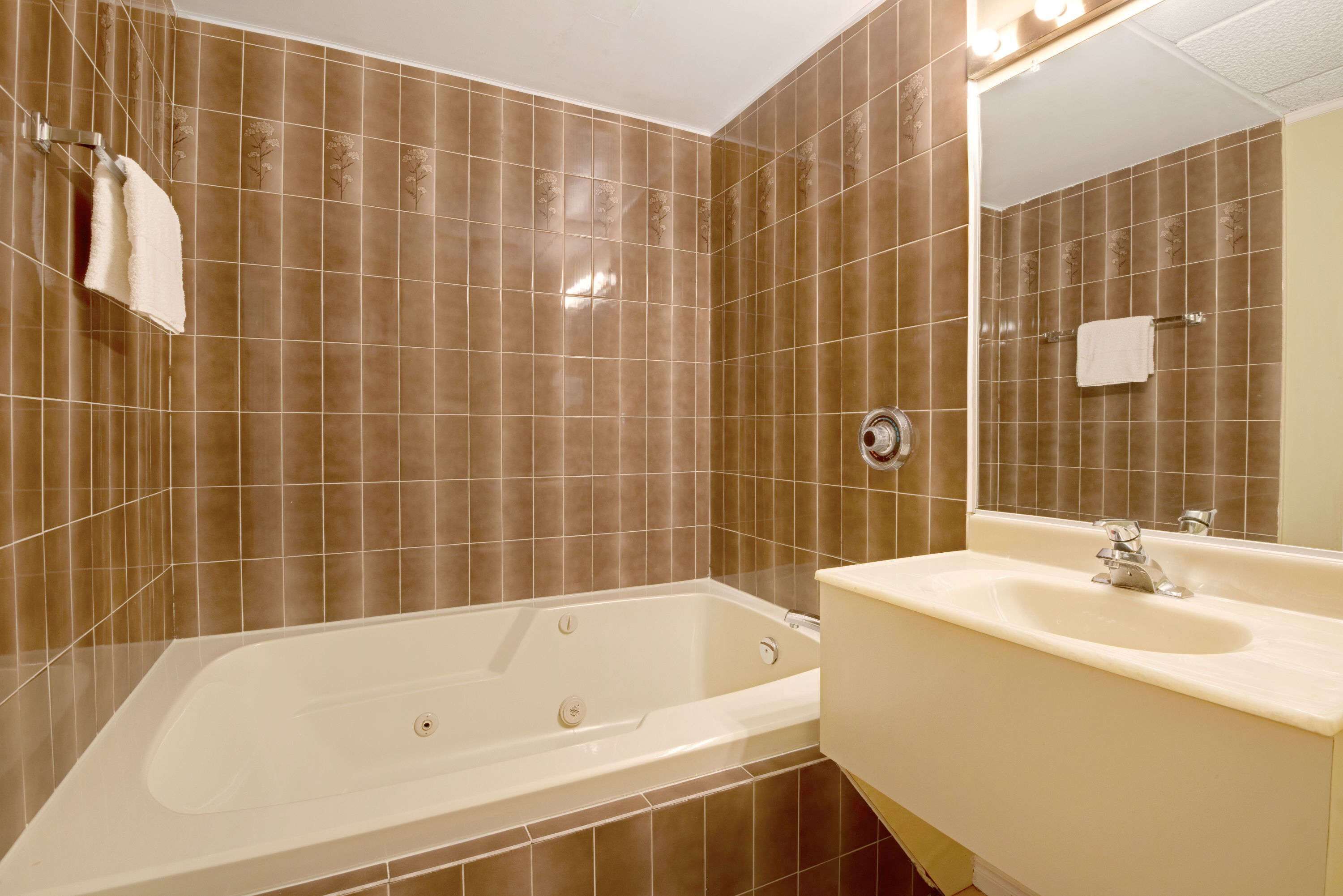 Ducha y bañera combinadas y artículos de higiene personal gratuitos