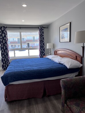 مكتب ومكواة/لوح كي وواي فاي مجانًا