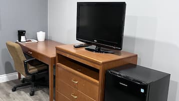 Room, 1 King Bed | Desk, iron/ironing board, free WiFi