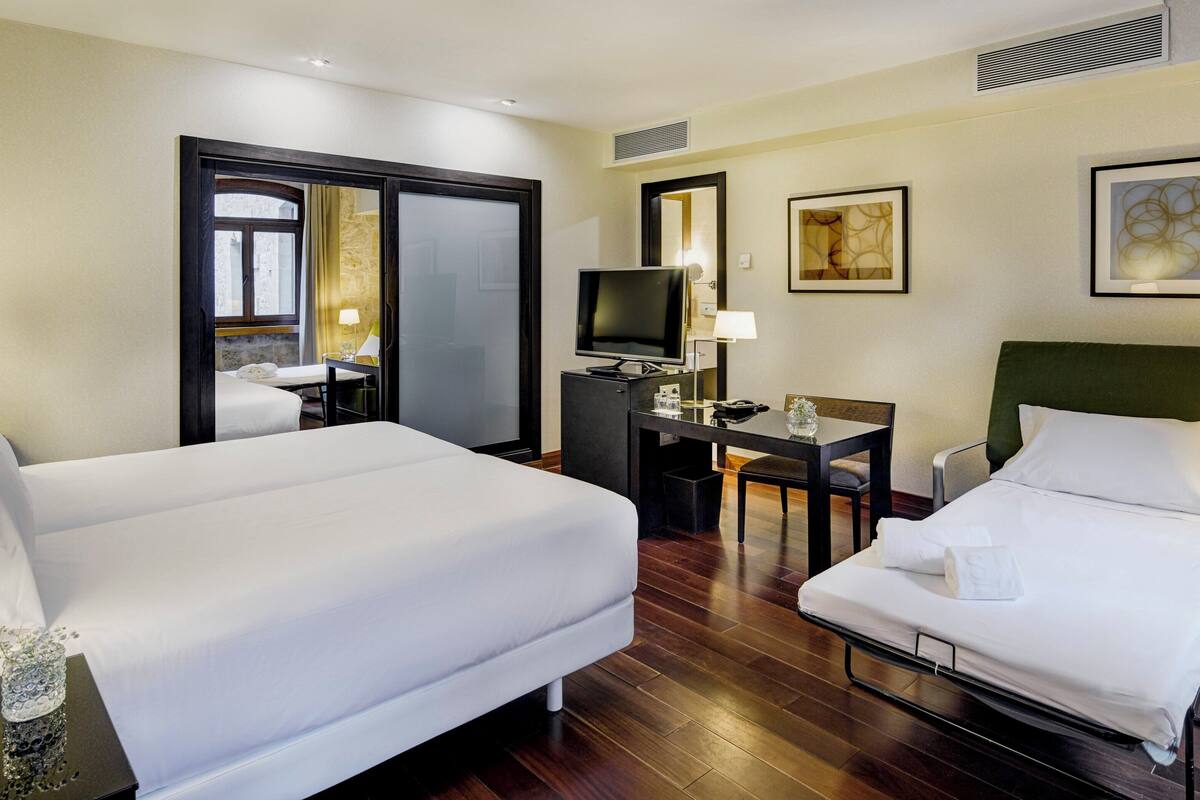 Habitación triple clásica | Ropa de cama hipoalergénica y minibar 