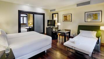 Hypo-allergenic bedding, minibar, in-room safe, desk