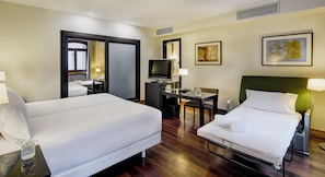 Hypo-allergenic bedding, minibar, in-room safe, desk