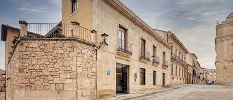 Vista frontal de la propiedad