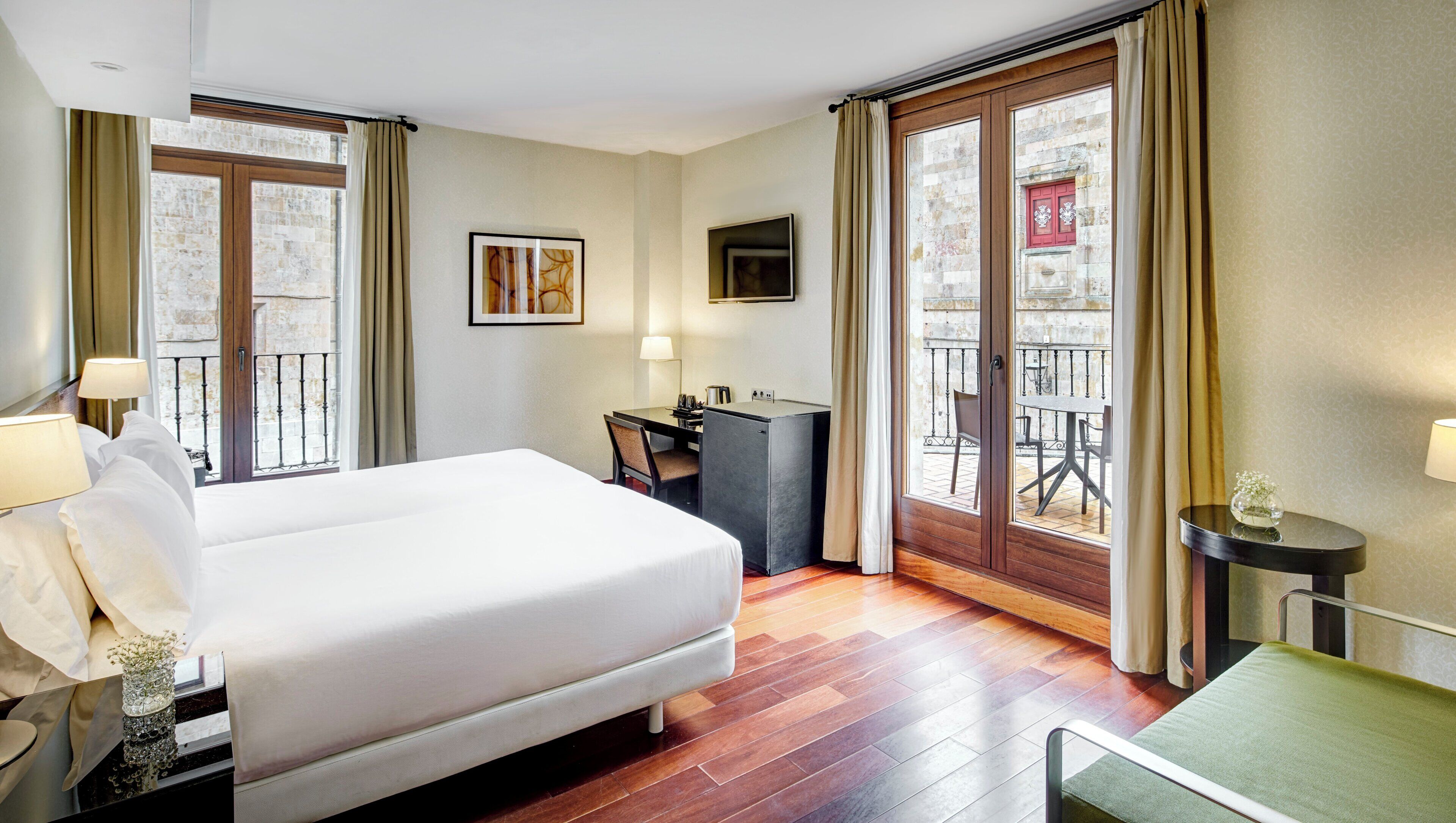 Habitación superior con 2 camas individuales | Ropa de cama hipoalergénica, minibar, caja fuerte y escritorio