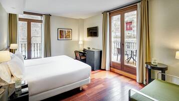 Habitación superior con 2 camas individuales | Ropa de cama hipoalergénica, minibar, caja fuerte y escritorio