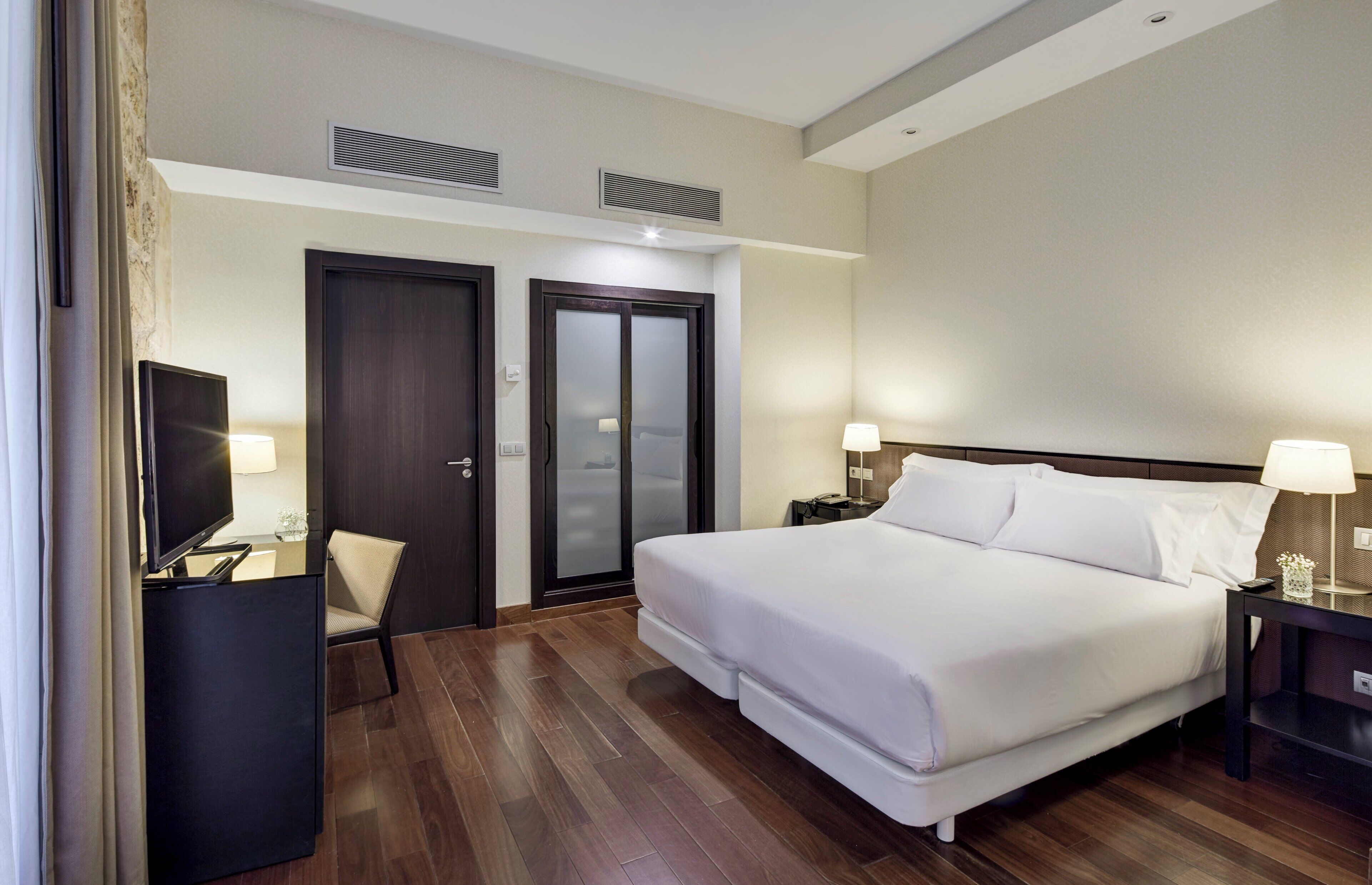 Hypo-allergenic bedding, minibar, in-room safe, desk