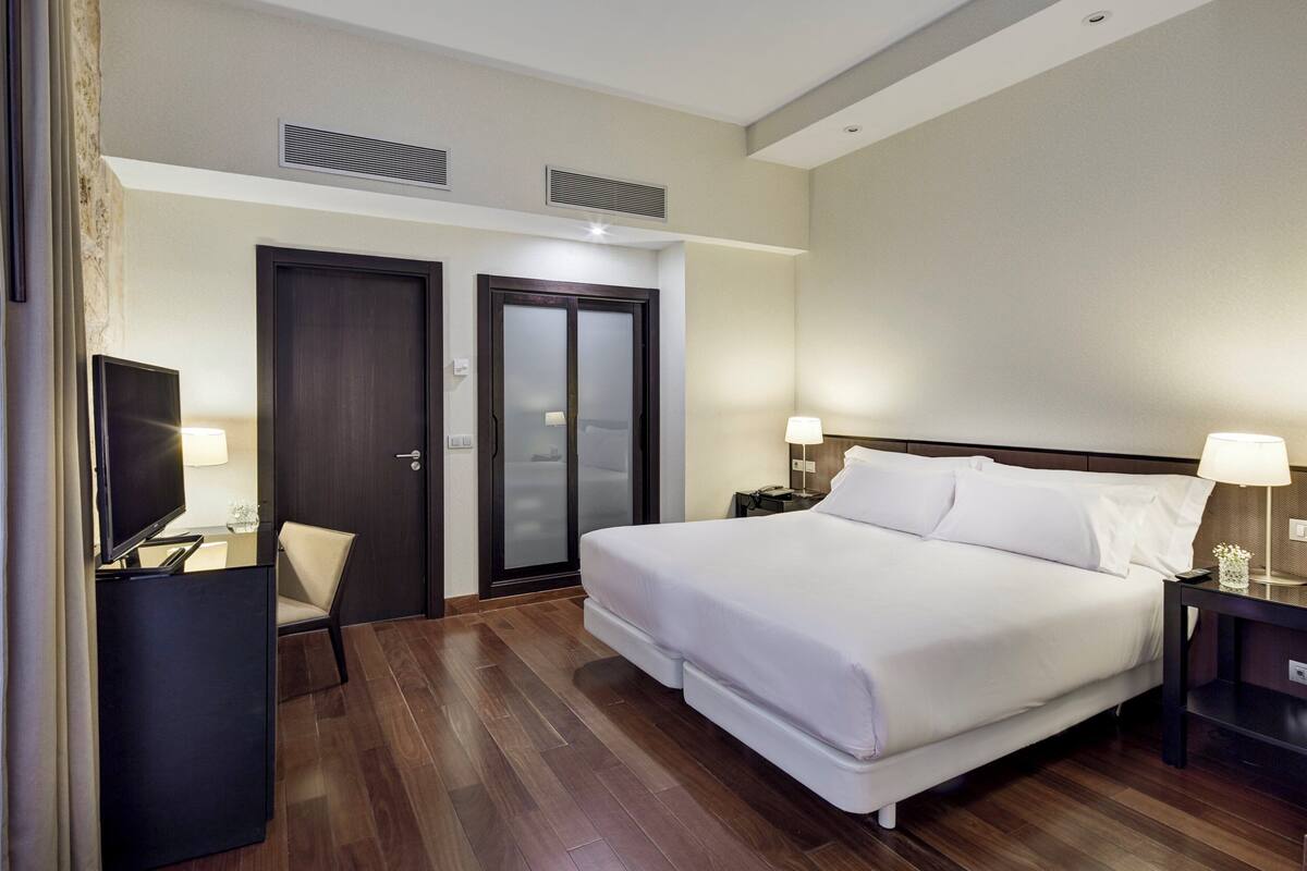 Hypo-allergenic bedding, minibar, in-room safe, desk