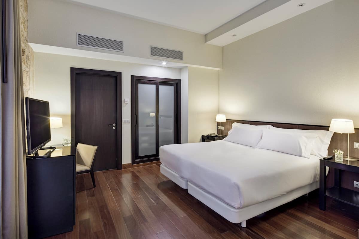 Hypo-allergenic bedding, minibar, in-room safe, desk