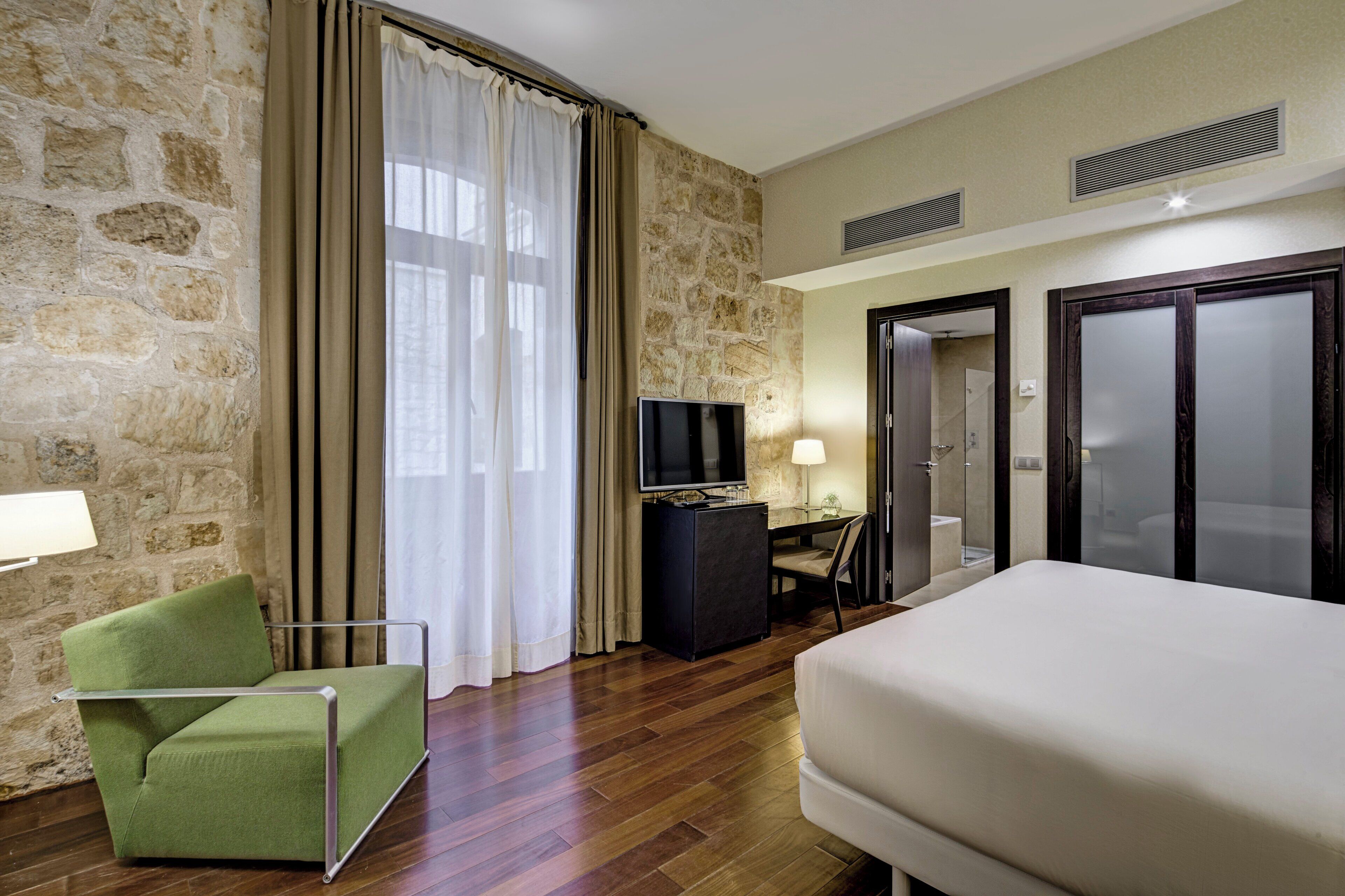 hypo-allergenic bedding, minibar, in-room safe, desk