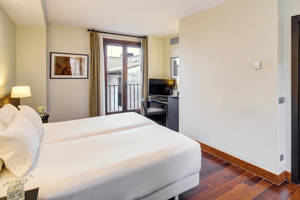 Hypo-allergenic bedding, minibar, in-room safe, desk