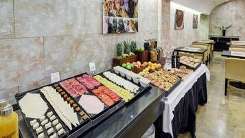 Petit déjeuner buffet (16 EUR par personne)