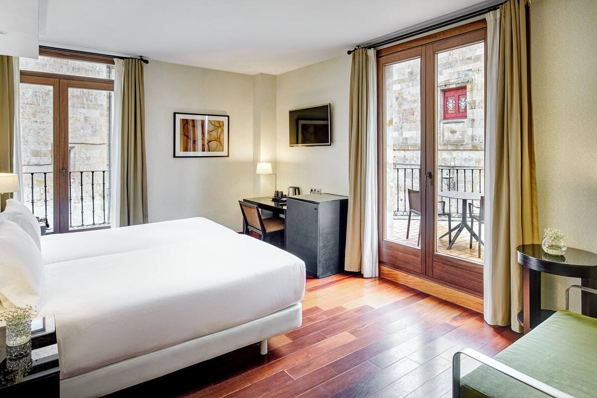 superior twin room | hypo-allergenic bedding, minibar, in-room safe, desk