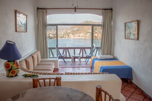 Suite | Pillowtop beds, minibar, in-room safe, iron/ironing board - Hotel Villas El Morro (Zihuatanejo)