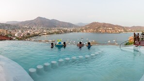 Outdoor pool, pool loungers - Hotel Villas El Morro (Zihuatanejo)
