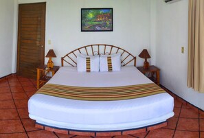 Suite | Pillowtop beds, minibar, in-room safe, iron/ironing board