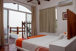 Pillow-top beds, minibar, in-room safe, iron/ironing board - Hotel Villas El Morro (Zihuatanejo)