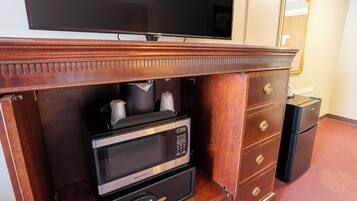 Un mini-bar équipé d’un four à micro-ondes, d’une machine à café et d’un réfrigérateur.