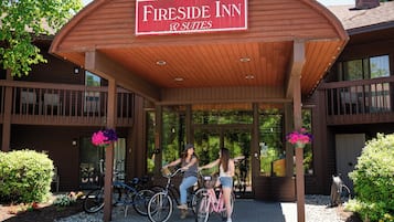 Fireside Inn & Suites -hotellissa on katettu sisäänkäynti, pyöriä ja ruukkukasveja.