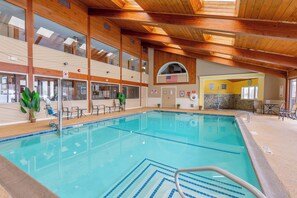 Indoor pool, seasonal outdoor pool, pool umbrellas, pool loungers - Fireside Inn & Suites Gilford (Gilford)