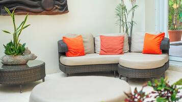 Coin salon dans le hall