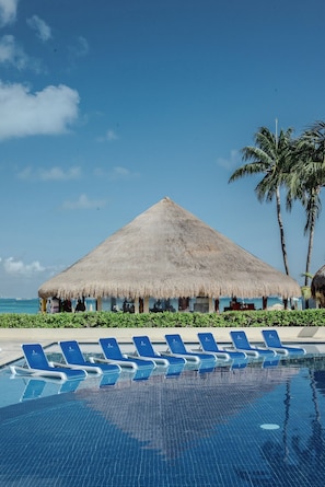 2 outdoor pools, pool loungers - Ixchel Beach Hotel (Isla Mujeres)