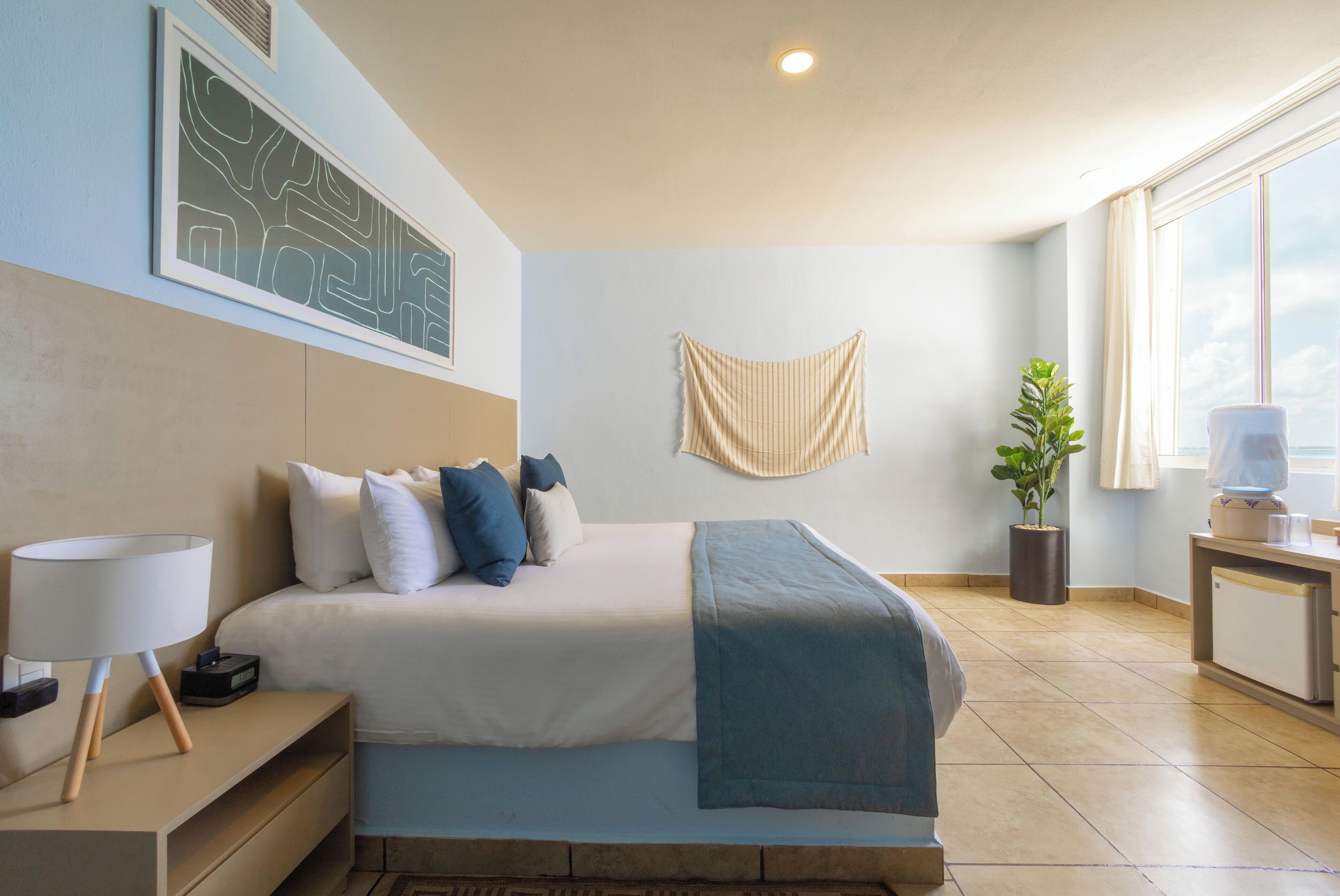 Standaard kamer, 1 kingsize bed | Een minibar, een kluis op de kamer, verduisterende gordijnen