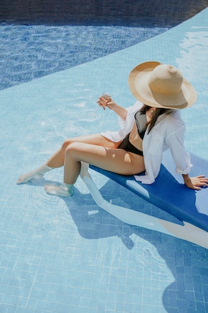 2 outdoor pools, sun loungers. Ixchel Beach Hotel