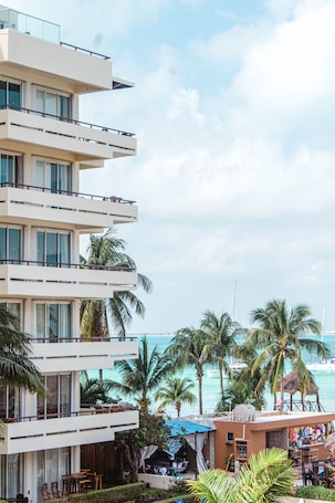 Exterior. Ixchel Beach Hotel
