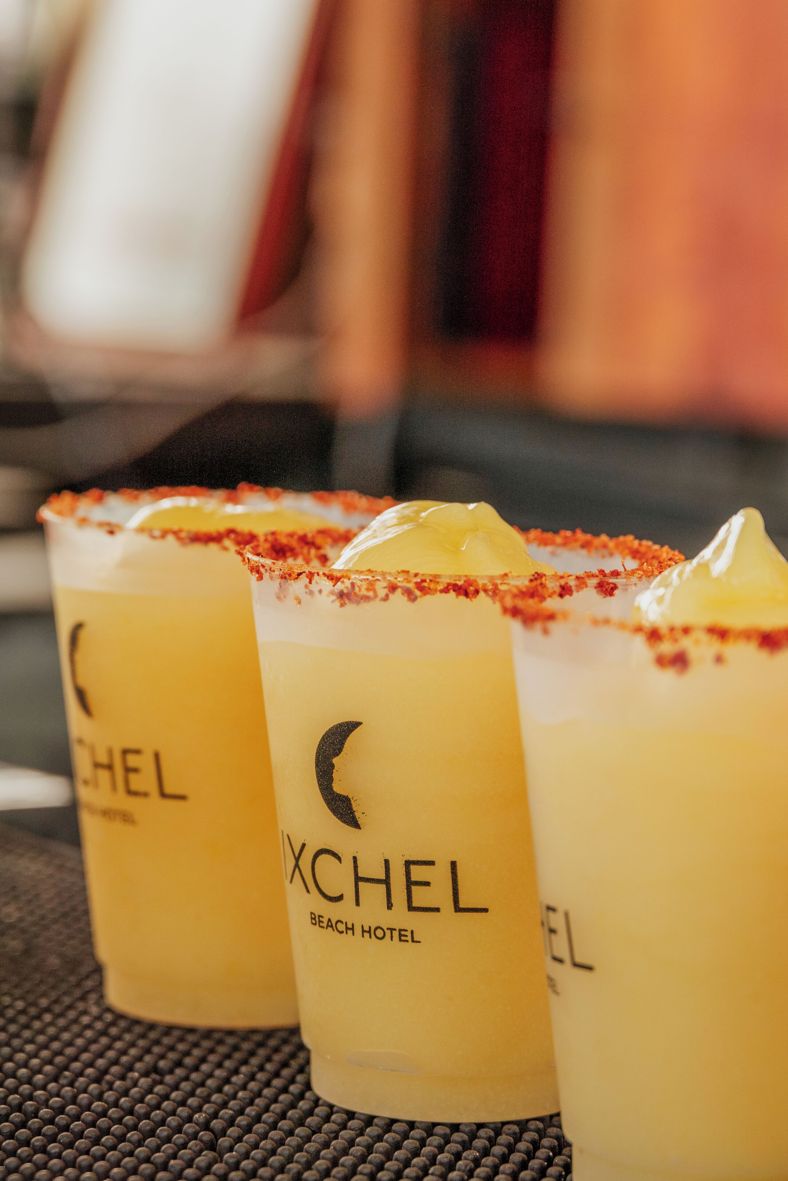 Drei Cocktails mit Salzrand, beschriftet 'XCHEL BEACH HOTEL'.
