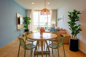 Minibar, caja fuerte, cortinas opacas y tabla de planchar con plancha