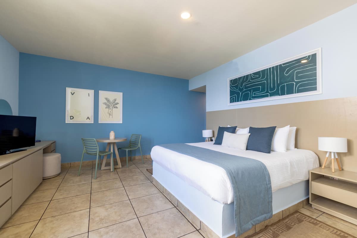 Standard Room, 1 King Bed | Minibar, in-room safe, blackout drapes, iron/ironing board