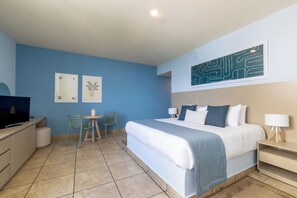 Habitación estándar, 1 cama de matrimonio grande | Minibar, caja fuerte, cortinas opacas y tabla de planchar con plancha