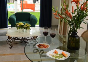 Escritorio, tabla de planchar con plancha, wifi gratis