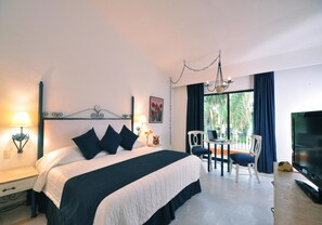 Escritorio, tabla de planchar con plancha, wifi gratis