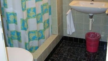Chambre Double Standard, balcon | Salle de bain