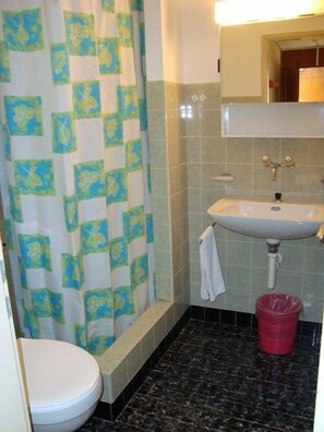 Standard-dobbeltværelse - balkon | Badeværelse | Gratis toiletartikler, håndklæder