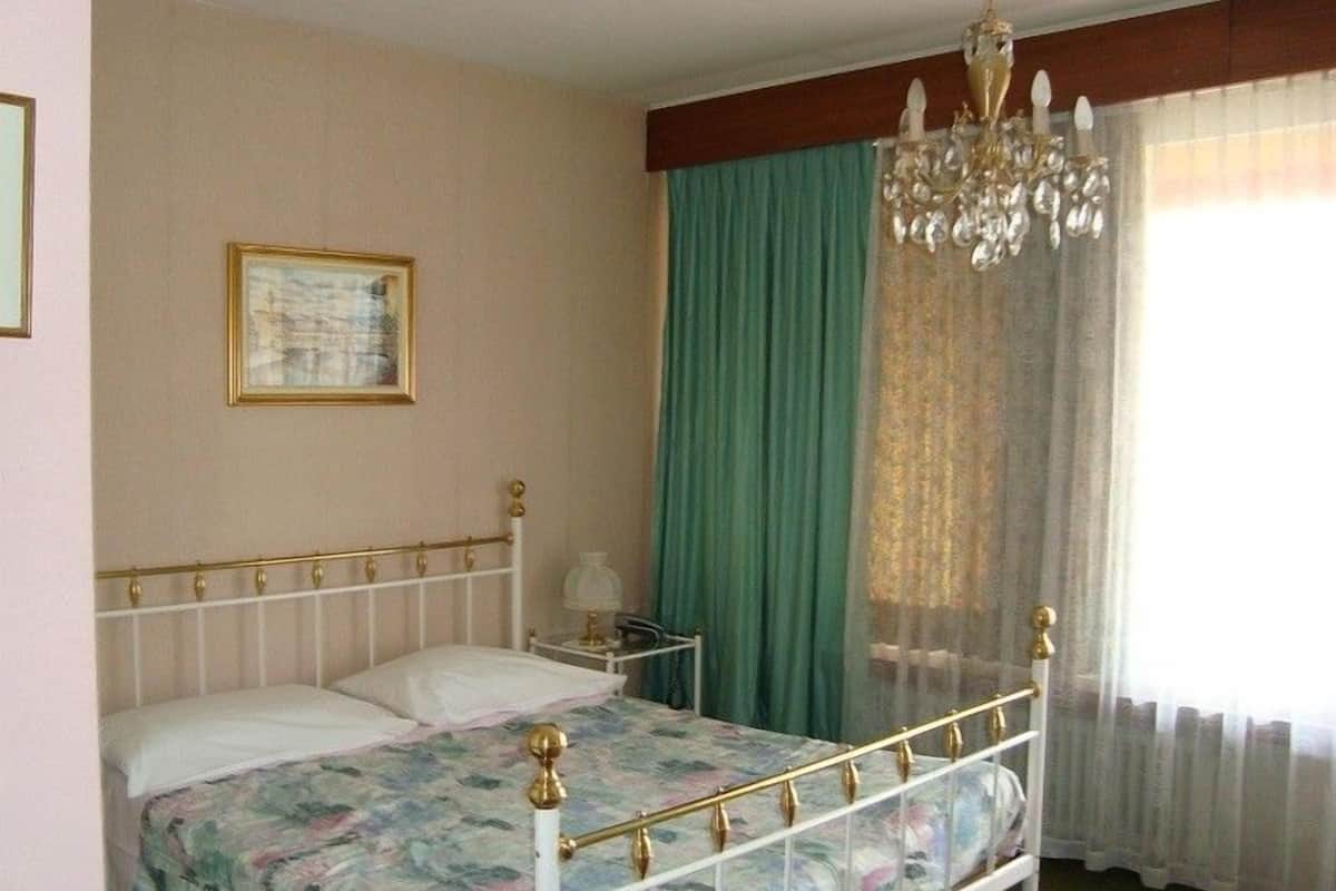 Standaard tweepersoonskamer, balkon | Babybedden, extra bedden, gratis wifi
