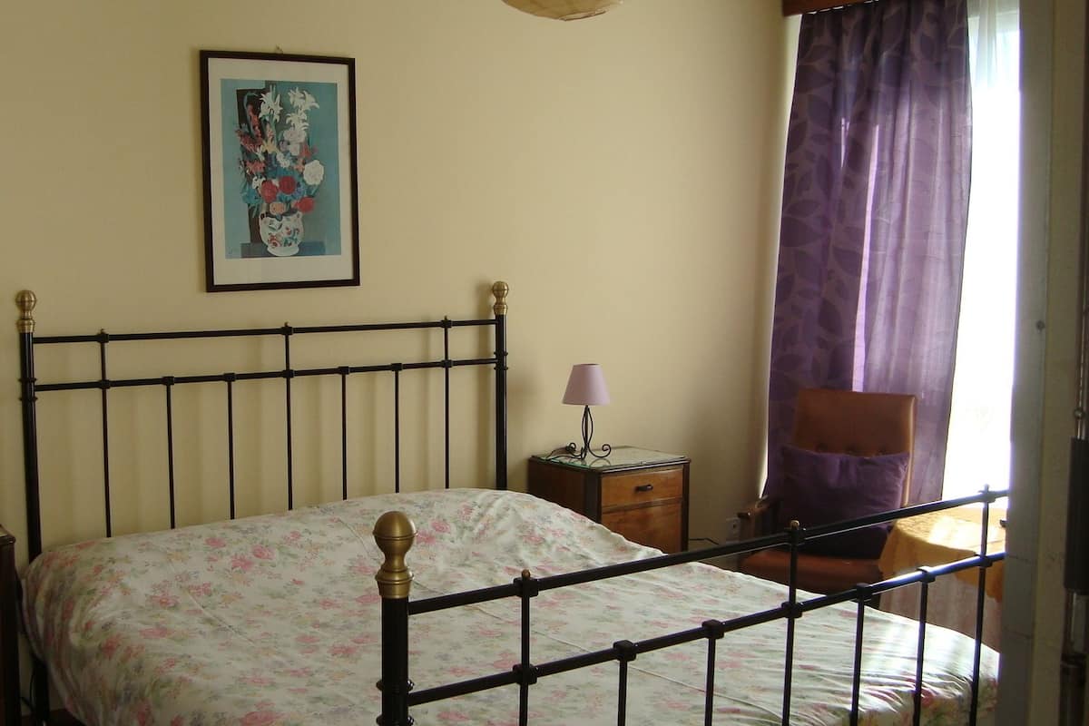 Cribs (surcharge), rollaway beds (surcharge), WiFi (free)