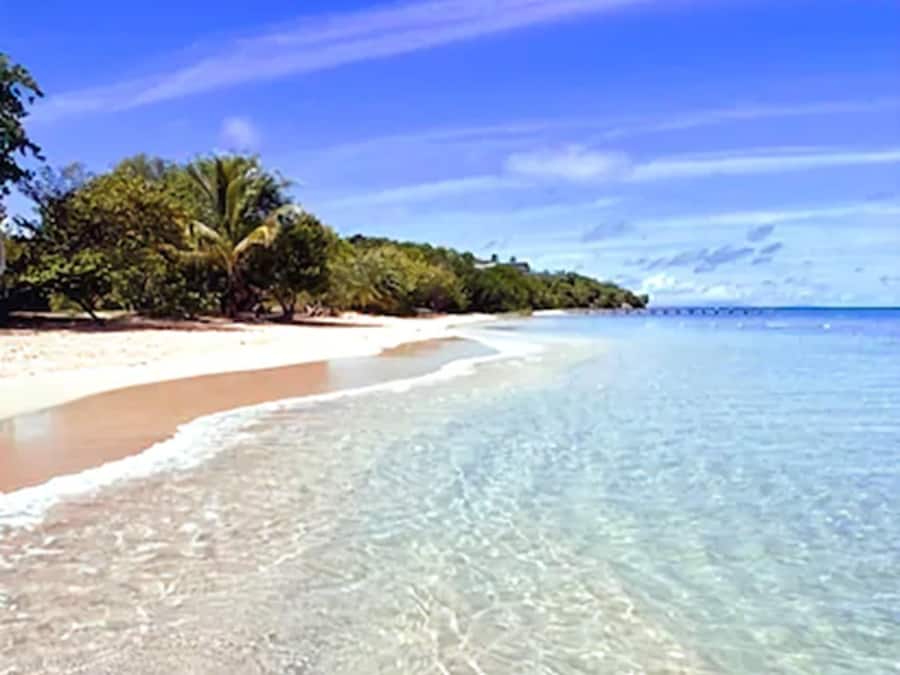 Beach nearby, white sand, beach towels