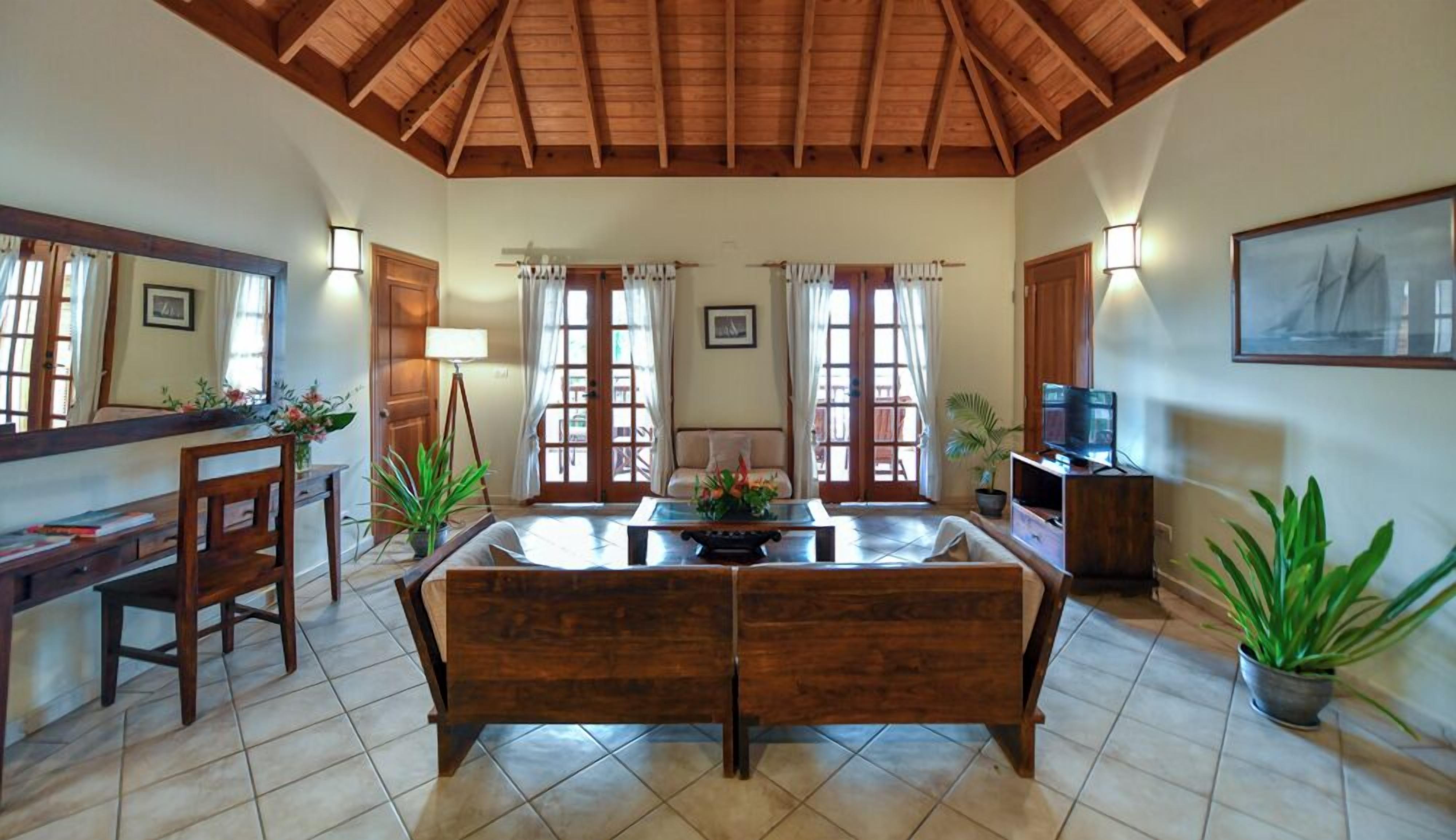 executive suite, 1 bedroom, kitchen, marina view | living area | flat-screen tv