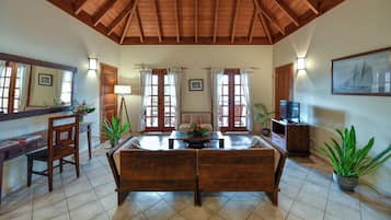 Executive Suite, 1 Bedroom, Kitchen, Marina View | Living area