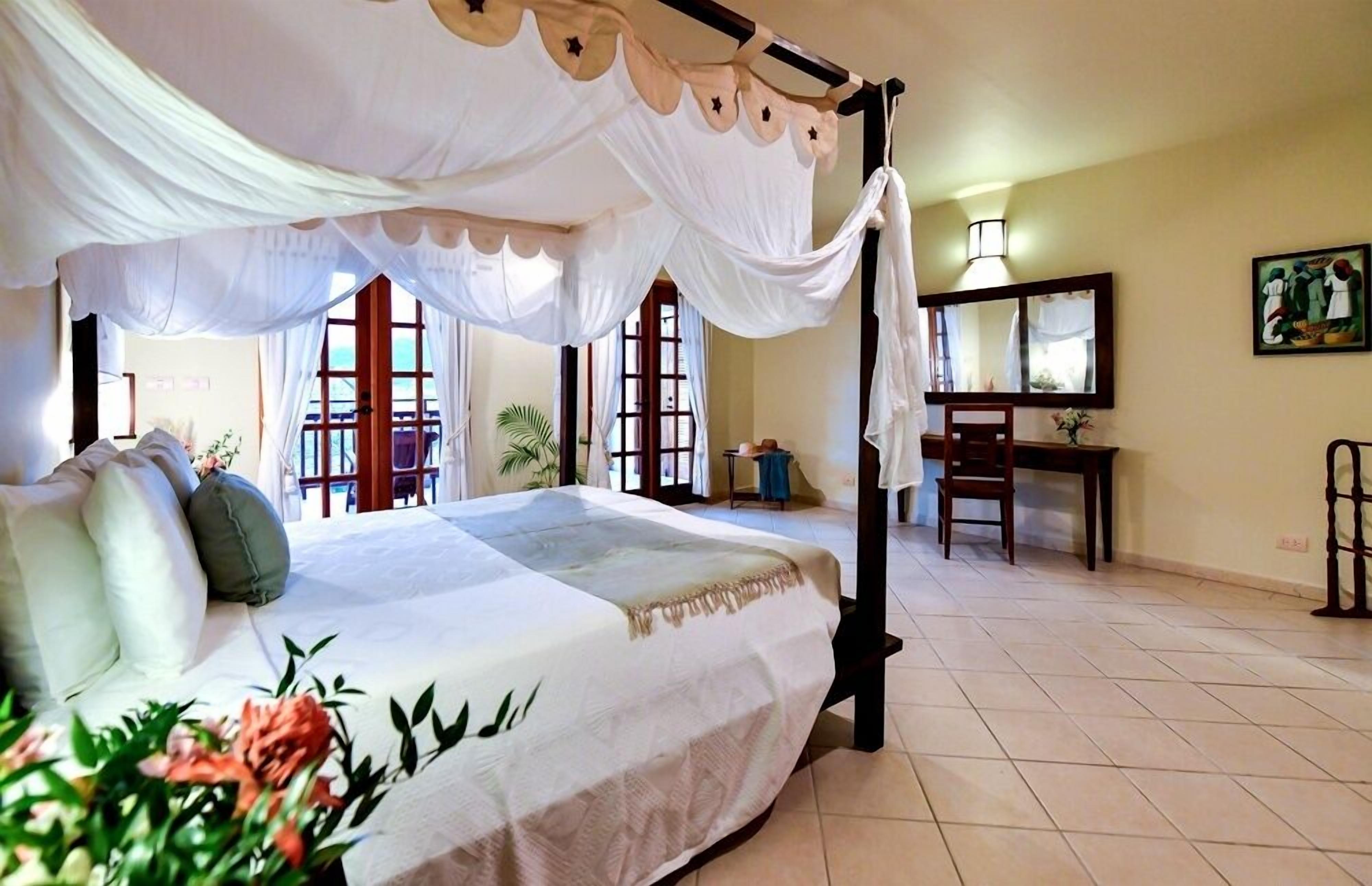 deluxe studio, 1 king bed, balcony, sea view | hypo-allergenic bedding, minibar, in-room safe, desk