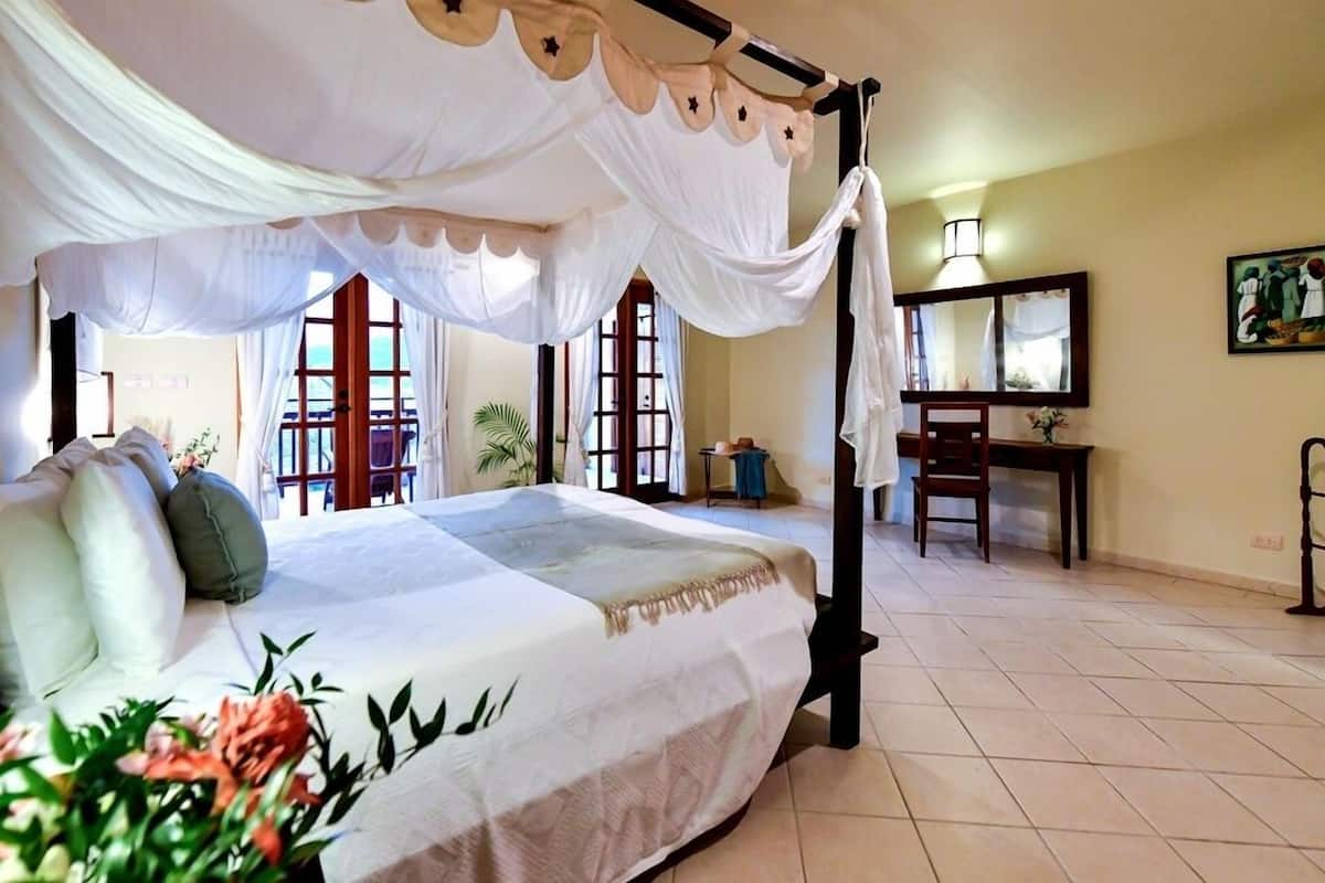 deluxe studio, 1 king bed, balcony, sea view | hypo-allergenic bedding, minibar, in-room safe, desk