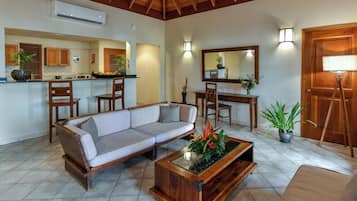 Executive Suite, 1 Bedroom, Kitchen, Marina View | Living area