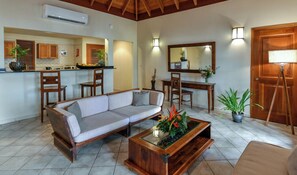 Executive Suite, 1 Bedroom, Kitchen, Marina View | Living area