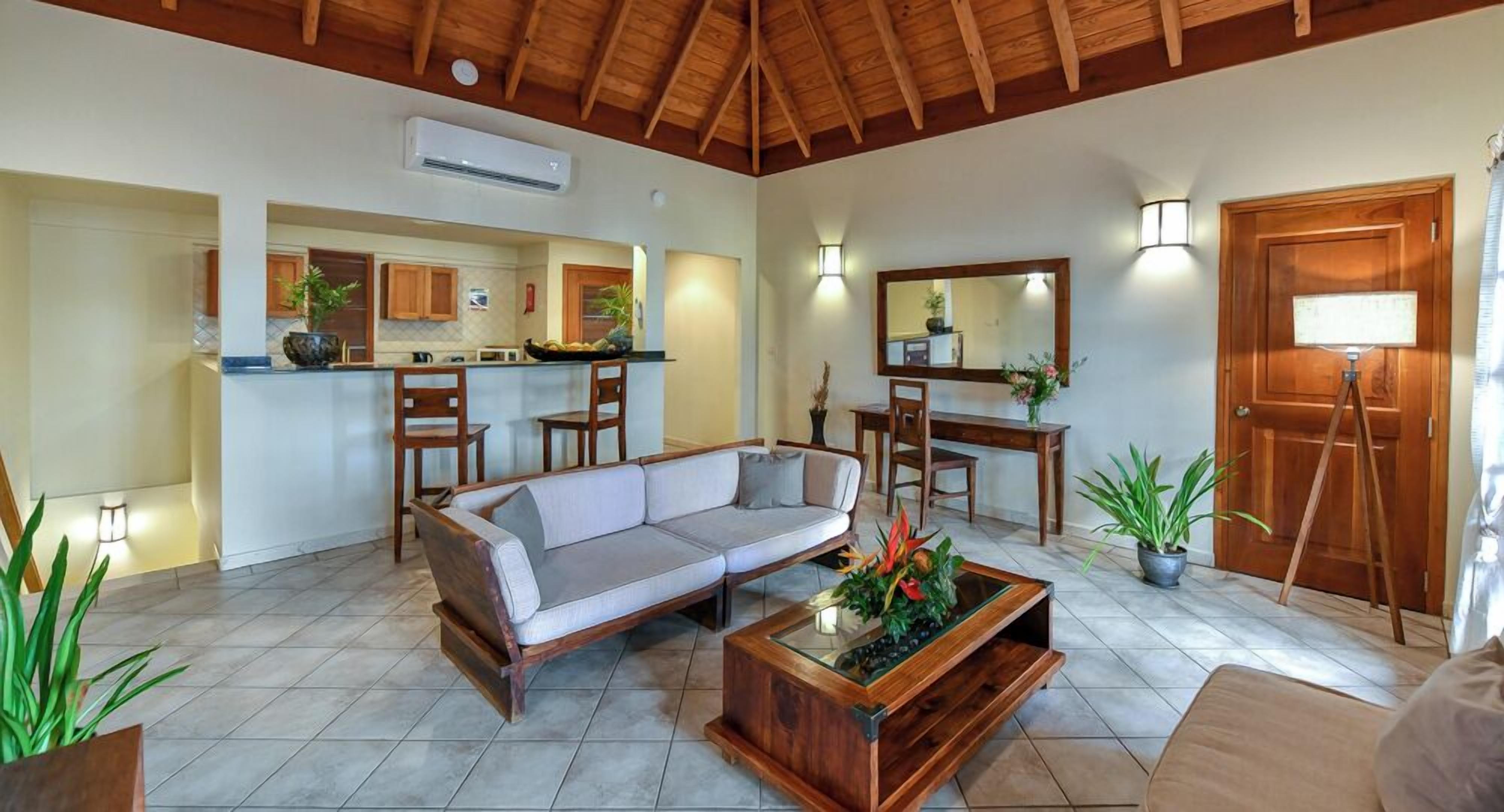 executive suite, 1 bedroom, kitchen, marina view | living area | flat-screen tv