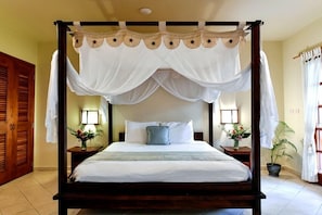 Deluxe Studio, 1 King Bed, Balcony, Sea View | Hypo-allergenic bedding, minibar, in-room safe, desk