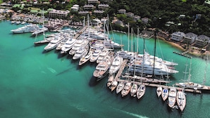 Un puerto deportivo con numerosos yates amarrados, rodeado de edificios residenciales.