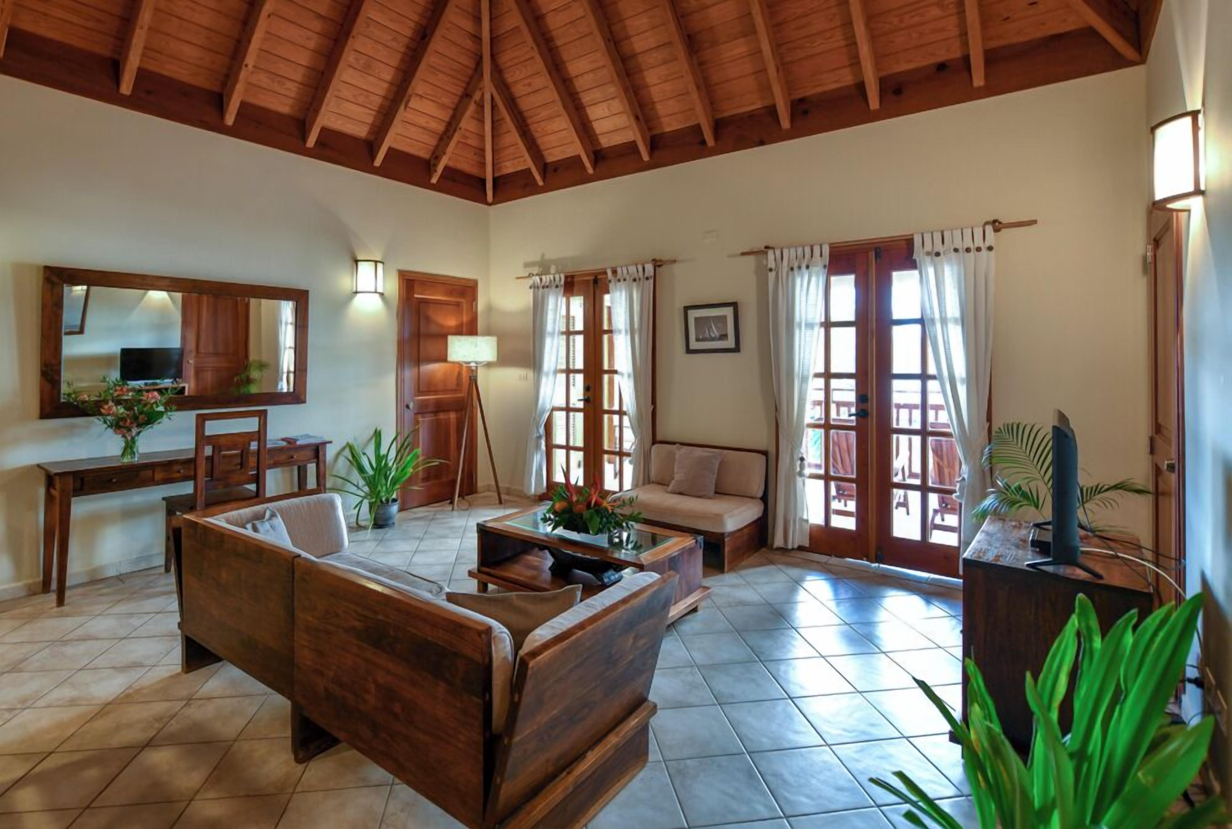 executive suite, 1 bedroom, kitchen, marina view | living area | flat-screen tv